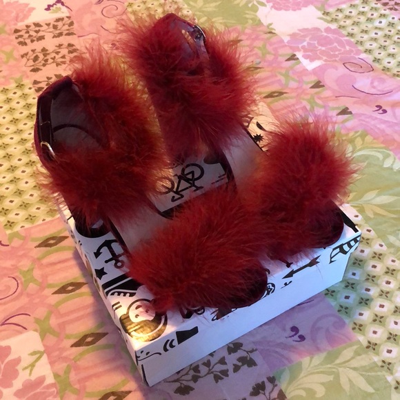 Women’s Burgundy Heel w/ Boa detail - Picture 1 of 4